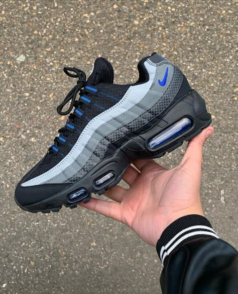 Nike Air Max 95 Outfit, Wide Feet Shoes, Hellboy Tattoo, Nike Airmax 95, Airmax 95, Shoes For School, All Black Fashion, Pretty Shoes Sneakers, Fashion Shoes Heels