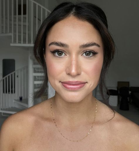 Very Simple Bridal Makeup, Super Light Wedding Makeup, No Make Up Make Up Look Wedding, Bridal Makeup No Eyeshadow, Natural Eye Makeup Wedding, Natural Makeup For Pale Skin Dark Hair, Bridal Make Up Fair Skin, Natural Wedding Look, Light Coverage Makeup Look