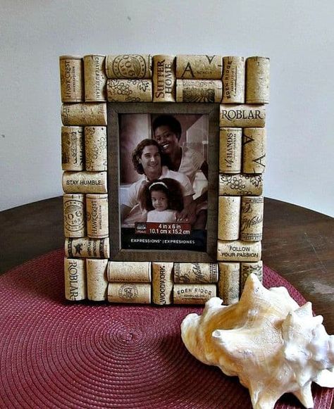 10 Awesome DIY Wine Corks Projects That You Should Make | Homesthetics - Inspiring ideas for your home. Wine Cork Frame, Library Magic, Cork Frame, Diy Cork, Cork Ideas, Wine Cork Diy Crafts, Wine Cork Projects, Recycled Wine Corks, Cork Crafts Diy