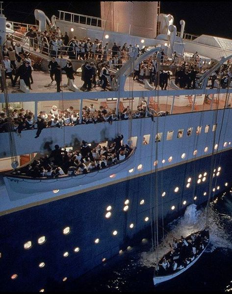 Throwback Movies, Titanic Photos, Glitter Room, Titanic Sinking, Cool Lock Screens, Titanic 1997, Titanic Ship, Titanic Movie, Waves Wallpaper