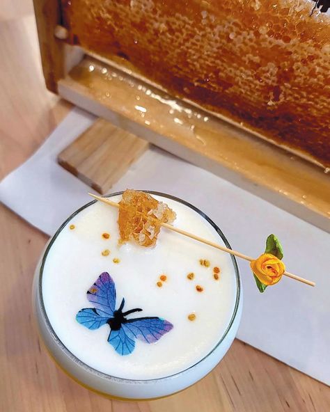 Queen Bee Honeycomb Garnish, Bees Knees Drink, Bee Cocktail, Cocktail Garden, Bee Stuff, Drink Garnishing, Honey Wedding, Brown Derby, Cocktail Garnish