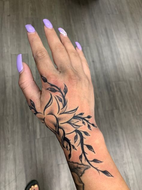 Tattoo Hand Female, Tree Hand Tattoos For Women, Wrap Around Hand Tattoos For Women, Leaf Hand Tattoo, Floral Hand Tattoos For Women, Vine Hand Tattoos For Women, Hand Wrist Tattoo, Hand And Wrist Tattoos For Women, Gothic Flower Tattoo