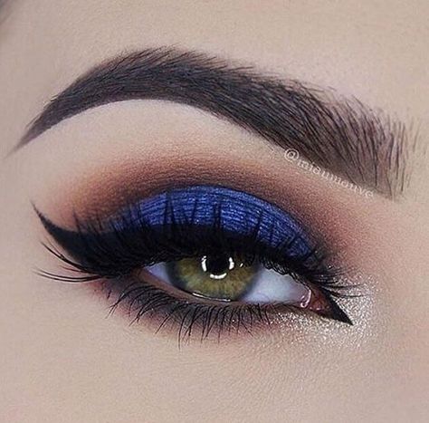 How to Rock Blue Makeup Looks - Blue Makeup Ideas & Tutorials Blue Smokey Eye, Make Up Foundation, Blue Makeup Looks, Black Brows, Make Up Inspiration, Nails Green, Smink Inspiration, Look Rock, Makijaż Smokey Eye