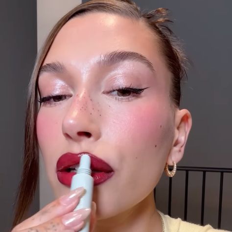 Hailey Bieber's Perfect Holiday Vampy Lip Only Requires 5 Products Hailey Bieber Red Lips, Blurred Red Lip, Hailey Bieber Lip Combo, Hailey Bieber Makeup, Celeb Makeup, Hayley Bieber, Wine Lips, Vampy Lips, Mac Lip Pencil