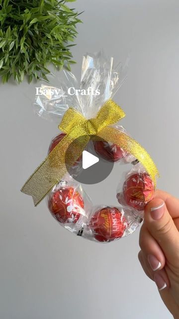 Easy_Crafts on Instagram: "Easy Crafts Ideas" Xmas Crafts With Candy, Candle Gift Ideas Christmas, Diy Candy Gifts For Christmas, Christmas Candy Gifts For Kids, Christmas Food Crafts Gifts, Christmas Crafts With Candy, Diy Small Christmas Gifts, Christmas Treat Ideas For Gifts, Candy Wreath Diy