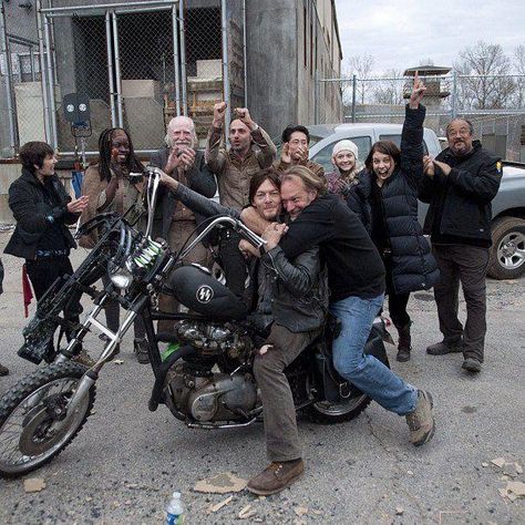 #thewalkingdead Walking Dead Zombies, The Walking Dead Tv, Walking Dead Cast, A Group Of People, Dead Zombie, Casting Pics, Fear The Walking, Andrew Lincoln, Fear The Walking Dead