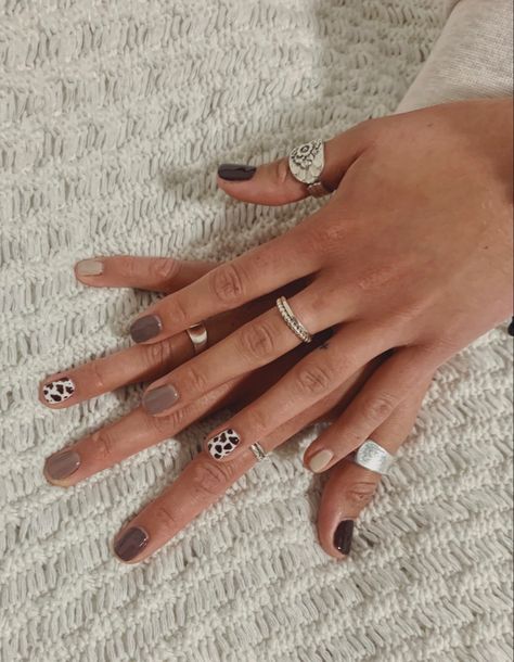 Trendy Brown Nails Short, Western Nails Neutral, Western Nails Brown, Cow Print Fall Nails, Boho Western Nails Almond, Winter Country Nails, Brown Cow Print Nails Short, Brown Monochrome Nails, Neutral Cow Print Nails