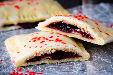 Berry Pop Tarts have a flaky pastry topping with a sweet frosting. The berry filling is unbelievable! Berry Poptarts, Pop Tarts Recipe, Berry Filling, Cream Puff Cakes, Berry Pop, Poptart Recipe, Recipes Using Cake Mix, Tarts Recipe, Winter Cooking