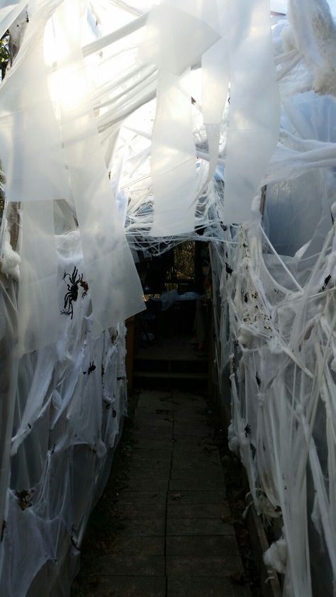 Giant Spider Decoration, Spider Cave Halloween, Spider Haunted House Ideas, Spider Tunnel Halloween, Spiderweb Halloween Decoration, Halloween House Party Decorations, Halloween Decorations Diy, Halloween Party Backdrop, Fun Diy Halloween Decorations