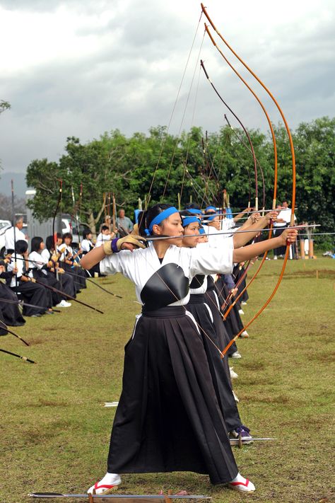 Japanese Kyudo Archery in Miyazaki Kyudo Archery, Archery Poses, Japanese Hairstyles, Japanese Martial Arts, Archery Women, Martial Arts Clothing, Bows And Arrows, Martial Arts Girl, Traditional Archery