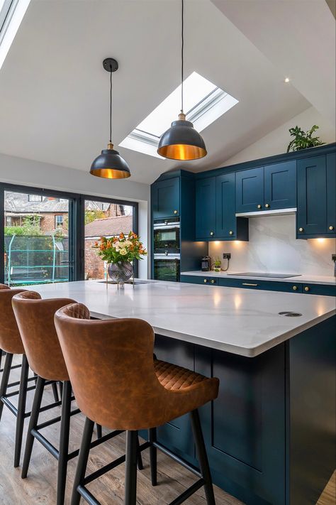 Classic blue and white shaker kitchen design Navy Kitchen With Island, Shaker Kitchen Island Ideas, Dark Blue Shaker Kitchen, Navy Howdens Kitchen, Navy Shaker Kitchen, Organization Kitchen Cabinets, Blue Modern Kitchen, Shaker Kitchen With Island, Dark Blue Kitchen Wooden Worktop