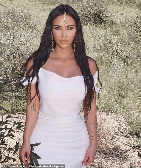 Sunday Service Outfit, Kardashian Jewelry, Kim Kardashian Snapchat, Kim Kardashian Makeup, White Off Shoulder Dress, White Fitted Dress, Indian Accessories, Cultural Appropriation, Kim Kardashian Style