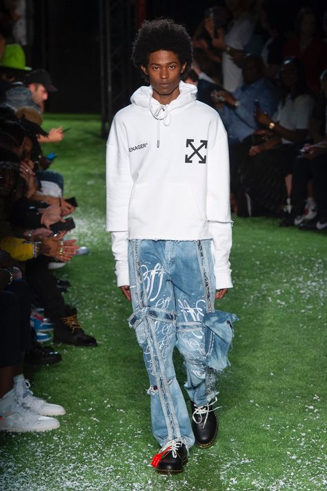 Off-White Spring 2019 Menswear Paris Collection - Vogue Off White Fashion Show, Mens Fashion Tall, Bohemian Style Men, Mens Fashion Swag, Paris Fashion Week Men, Mens Fashion Wedding, Hipster Mens Fashion, Mens Fashion Week, Mens Wear