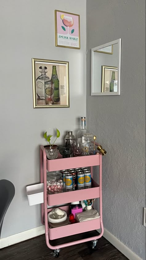 Bar Cart Corner, College Apartment Inspiration, Small Bar Cart, College Apartment Kitchen, Uni House, Apartment Bar, Apt Decor, Cheap Apartment Decorating, Cart Ideas