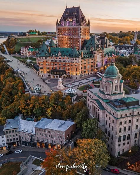 Quebec Aesthetic, Night Kingdom, Canadian Culture, Old Quebec, Page Instagram, Travel Canada, Historical Buildings, O Canada, Dream Places