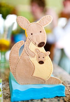 Mama canguro Felt Kangaroo Pattern, Felt Kangaroo, Kangaroo Illustration, Australia Crafts, Woodland Creatures Baby Shower, Kangaroo Baby, Knitted Doll Patterns, Aussie Christmas, Baby Quiet Book