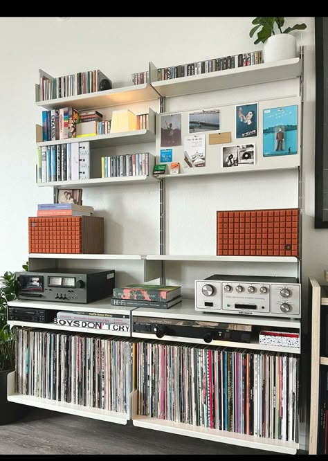 Vinyl Record Room, Audiophile Room, Music Room Office, Hifi Furniture, Small Bedroom Inspiration, Home Music Rooms, Vinyl Room, Cool Bookshelves, Music Studios