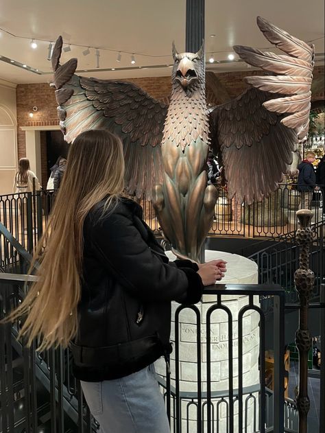 Magical harry potter store in new york city 
@nataliaodl Harry Potter Store New York, Harry Potter Store Nyc, Harry Potter Store, American Vibes, Grad Trip, Harry Potter New, Wax Museum, Nyc Aesthetic, 2025 Vision