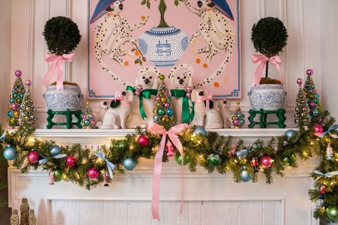 Decorating Ideas Christmas, Pink Christmas Decor, Deco Pastel, Kitsch Christmas, Christmas Decorating Ideas, Pink Clutch, Home Pink, Christmas Mantle, Aesthetic Christmas