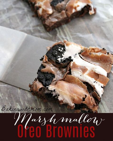 Marshmallow OREO Brownies with layers of chocolate, marshmallow and OREO. Great simple dessert recipe that starts with a brownie mix. Gooey and delicious! Brownies With Marshmallow, Brownies Gooey, Oreo Brownies Recipe, Dessert Mix, Chocolate Recipes Easy, Peanut Butter Oreo, Easy Chocolate Desserts, Chocolate Cake Cookies, Fudge Bars