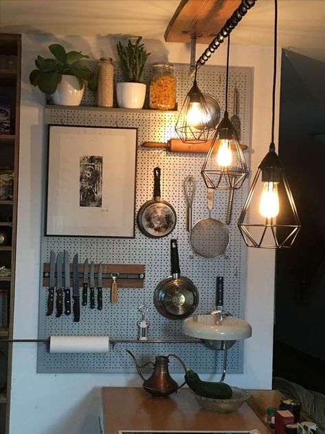 Small Kitchen Vertical Storage, Pan Holder Hanging Wall, Peg Board Kitchen, Kitchen Pegboard Ideas, Vertical Storage Ideas, Kitchen Pegboard, Storage Solutions For Small Spaces, Hanging Kitchen Utensils, Pegboard Kitchen