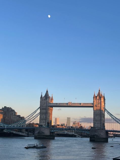 Canada Water London, Tower Of London Aesthetic, Tower Bridge Aesthetic, Thames River London, London In Winter, River Thames London, London Tower Bridge, Thames River, London Vibes