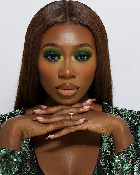 Vanessa 🇬🇭 🇺🇸 on Instagram: “Happy St. Patrick’s Dayyyy 🍀 Sending you peace & love. Place this emoji 🤩 in the comments for brighter days ahead ! 🙏🏾😘 . Products used:…” Green Dress Makeup, Nude Lip Makeup, Matte Make Up, Green Eyeshadow Look, Glam Eye Makeup, Neon Eyeshadow, Gold Makeup Looks, Green Smokey Eye, Juvia's Place