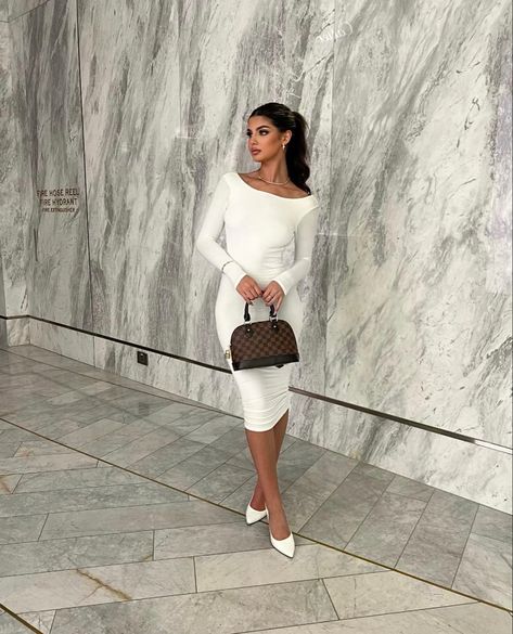 Rich Housewife Aesthetic Classy, Rich House Wife Outfits, Wife Aesthetic Outfit, Rich Mom Aesthetic Classy Outfit, Rich House Wife Aesthetic, The Plan Is To Be A Rich Wife Quote, Old Money Aesthetic White Dress, Perfect Woman, Unique Dresses