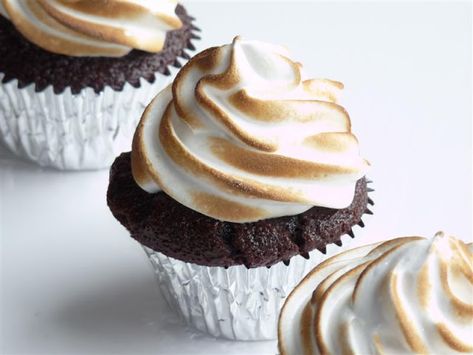 Chocolate Cupcakes with Toasted Marshmallow Frosting - ButterYum Smores Cupcake Recipe, Marshmallow Frosting Recipes, Marshmallow Fluff Frosting, Frost Cupcakes, Marshmallow Cupcakes, Homemade Marshmallow Fluff, Cookie Toppings, Marshmallow Frosting, Chocolate Graham Crackers