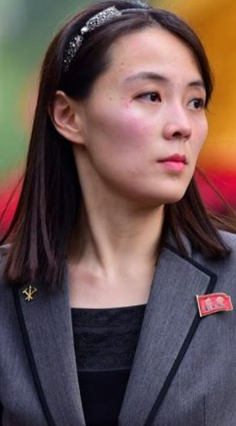 Kim Yo Jong, Life In North Korea, Pantyhose Fashion, Army Girl, Rare Pictures, Kim Jong, North Korea, Woman Face, Korean Girl