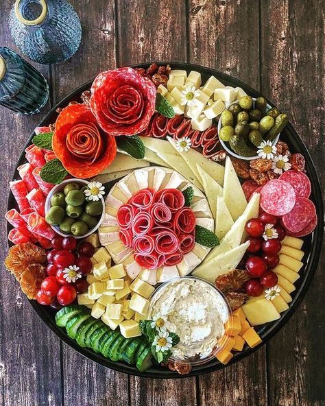 Cheese Board Appetizers, Table Charcuterie Board, Christmas Tree Cheese, Meat Cheese Platters, Charcuterie Board Meats, Dark Outside, Appetizers Table, Festive Appetizers, Meat Platter