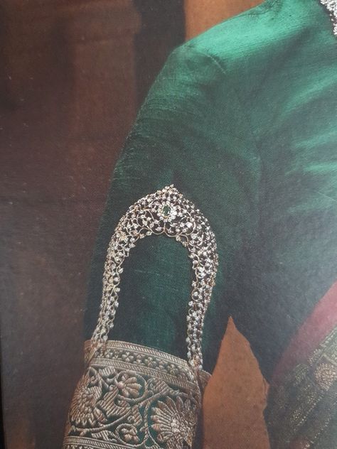 Emerald studded diamond vanki Diamond Vanki Designs, Diamond Aravanki, Vanki Blouse Design, Vanki Design Blouse, Aravanki Gold Designs, Diamond Vanki, Diamond Vaddanam, Vanki Designs Jewellery, Neck Pieces Jewelry