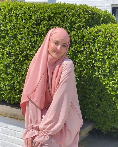 Hijab, hijabi, hijabi girl, hijab fashion, aesthetic, clothes, outfit, sunny, colors, hijab mode, ootd, outfit, street, street pics, black house, spring, eid, eid Mubarak, eid outfit, aid, aid Mubarak, aid outfit, muslim, pink, pink outfit, khimar, abaya, pink khimar Eid Outfit Hijab, Niqab Fashion Abayas, Pink Hijabi Outfits, Pink Khimar, Hijab Fashion Aesthetic, French Hijab, Hijab Fashion Winter, Aid Mubarak, Hijab Pink