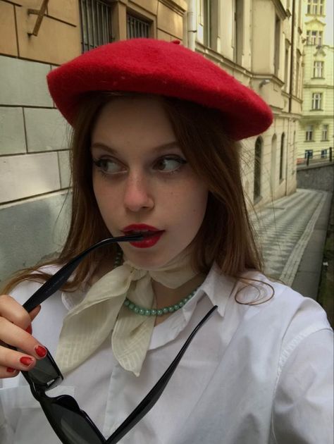 Beret Aesthetic Outfit, Berrets Outfits, Artist Outfit Aesthetic, Beret Aesthetic, Red Lana Del Rey, The Alice Network, Alice Network, 2023 Ootd, French Outfit