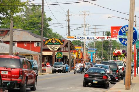 Just an hour away from Cleveland awaits one of the most charming warm-weather destinations in the U.S. Welcome to Geneva-on-the-Lake! Loveland Castle, Geneva On The Lake, Ohio Pictures, Ohio Hiking, World Atlas, Island Town, Ohio Travel, Summer Destinations, Lake Geneva