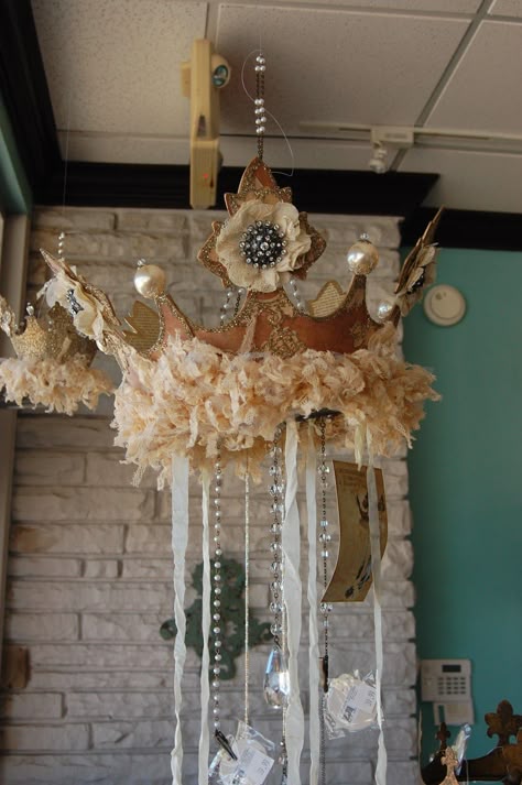 Love this paper crown hanging ornament ... the ends of each of the ribbons have hooks to attach photos or small cards! Would make a wonderful holiday ATC display! Miss America Crown, Crown Pictures, Senior Crown, Crown Decor, Crown Ideas, Paper Crown, Diy Crown, Paper Crowns, Mums Homecoming