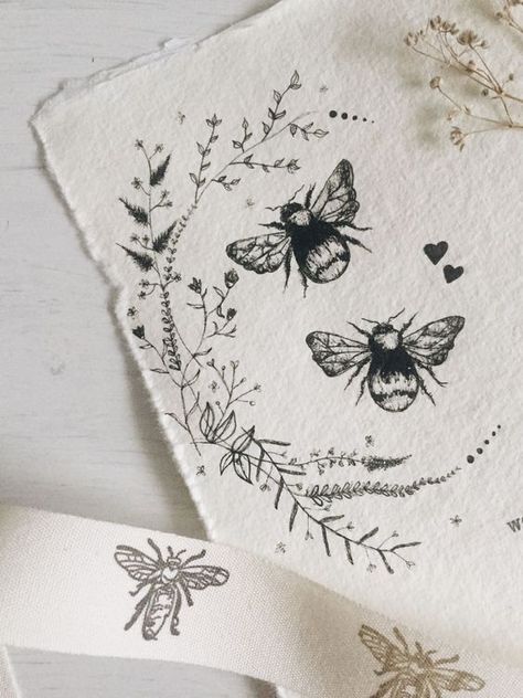 Worlds Best Tattoos, Kunst Tattoos, Wildflower Tattoo, Illustration Tattoo, Bee Tattoo, Unique Tattoo Designs, Diy Tattoo, Bee Art, Tattoo Life