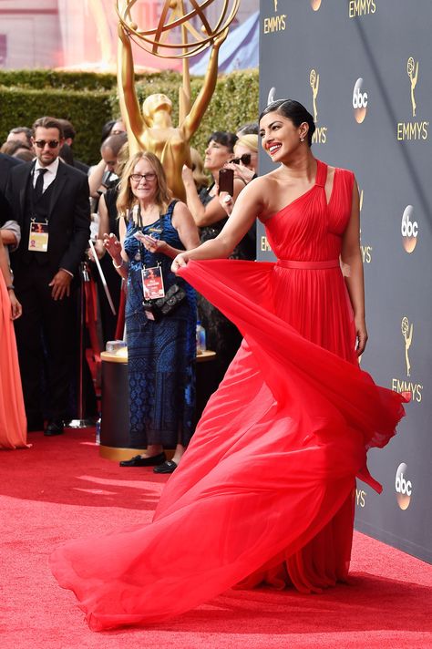 Style Evolution: Priyanka Chopra – Latest Entertainment News | Top Celebrity News, Hollywood Headlines Priyanka Chopra Dresses, Priyanka Chopra Red Carpet, Priyanka Chopra Dress, Blue Mermaid Gown, بريانكا شوبرا, Bollywood Images, Vera Wang Dress, Red Carpet Gowns, Red Carpets