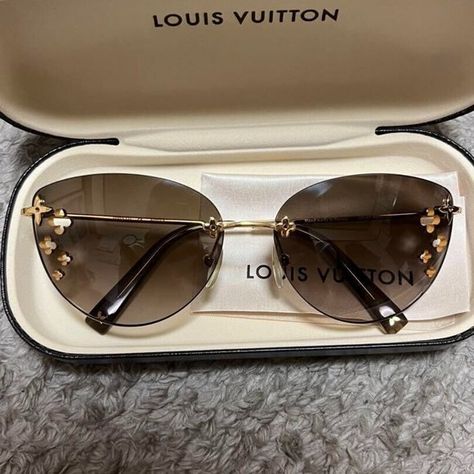 LV Z0051U Cateye Monogram Lens Womens Sunglasses With Case Lv Glasses Louis Vuitton, Lv Shades For Women, Lv Sunglasses Women, Louis Vuitton Glasses, Lv Store, Iconic Sunglasses, Sunglass Collection, Frameless Sunglasses, Louis Vuitton Sunglasses