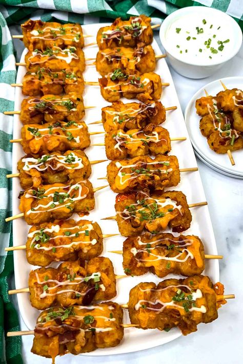 Loaded Tater Tots Skewers, Best Tailgate Appetizers, Smashed Tater Tot Recipes, Halloween Tater Tots, Appetizer Recipes Tater Tots, Blackstone Tailgate Food, Loaded Tater Tots Recipe Appetizers, Loaded Tater Tot Skewers, Snack Skewers