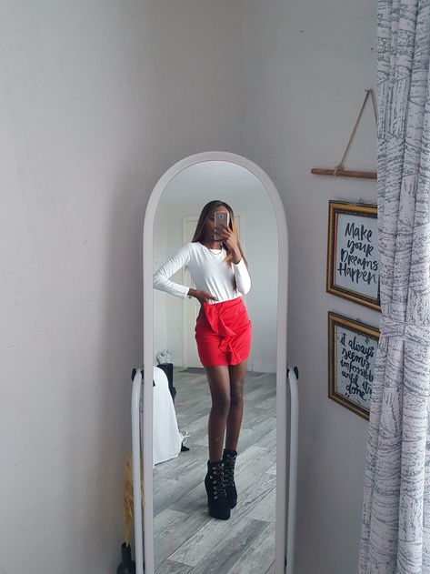 Red Mini Skirt Outfit Winter, Red Skirt Winter Outfit, Short Red Skirt Outfit, Red Skirt Winter, Winter Outfits Tights, Red Mini Skirt Outfit, Red Skirt Outfit, Red Shorts Outfit, Winter Shorts Outfits