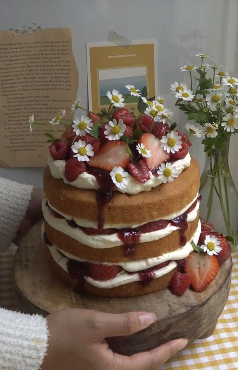 Aesthetic Cake With Strawberries, Victoria Sponge Decoration, Strawberry Plated Desserts, Victoria Sponge Cake Decoration Birthday, Strawberry Wedding Cake, Sponge Cake Decoration, 10 Inch Cake, Summer Baking, Victoria Sponge