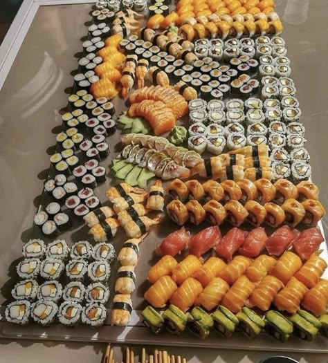 pinterest: hezzprice Sushi Chef, God Mat, Sushi Recipes, Yummy Comfort Food, Food Goals, Food Platters, Food Obsession, Interesting Food Recipes, Pretty Food