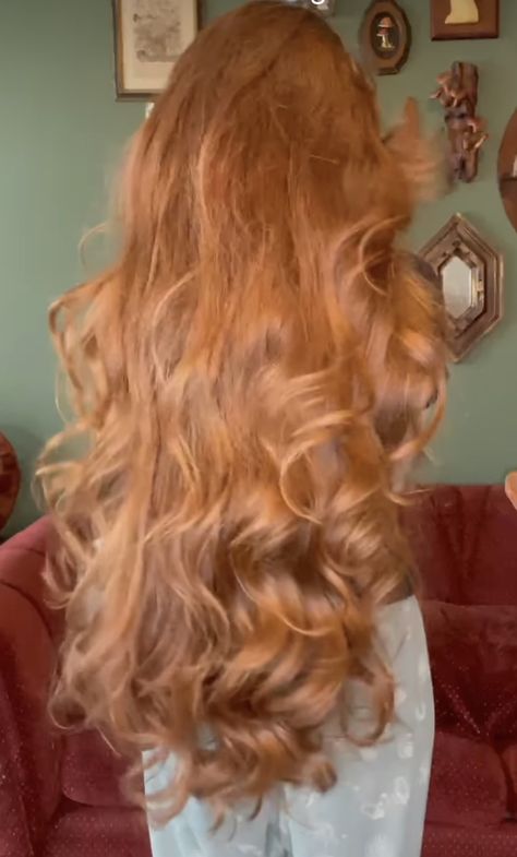 Strawberry Blonde Hair Face Claim, Strawberry Blonde Blowout, Strawberry Blonde Wavy Hair, Long Curly Ginger Hair, Golden Hair Aesthetic, Light Ginger Hair Strawberry Blonde, Strawberry Blonde Curls, Long Strawberry Blonde Hair, Strawberry Blonde Curly Hair