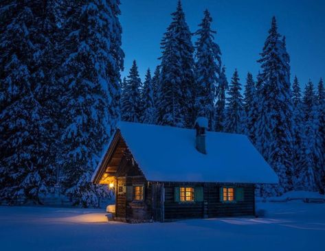 Snowy Cabin In The Woods, Štědrý Den, Beautiful Winter Pictures, Building A Small House, Snowy Cabin, Winter Christmas Scenes, Sauna Diy, Little Cabin In The Woods, Cabin Tiny House