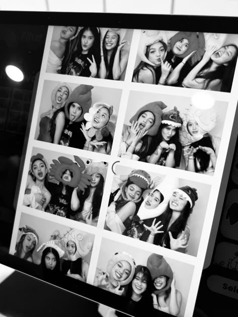 Photobooth Trio Poses, Sisters Photoshoot Poses, Friendship Photoshoot, Photobooth Pictures, Friend Pictures Poses, Friends Moments, 사진 촬영 포즈, Friend Poses Photography, Cute Relationship Photos