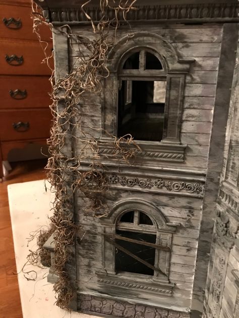 Haunted Dolls House Diy, Diy Spooky Dollhouse, Diy Miniature Haunted House, Spooky Dollhouse Diy, Dollhouse Haunted House, Haunted Dollhouse Diy Ideas, Dollhouse Themes, Spooky Dollhouse, Halloween Haunted House Diy