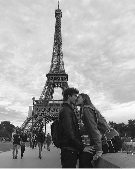 Anna And The French Kiss, Paris Photo Ideas, Paris Couple, Paris Dream, Paris Pictures, Paris Aesthetic, Paris Love, Paris Photo, Relationship Goals Pictures