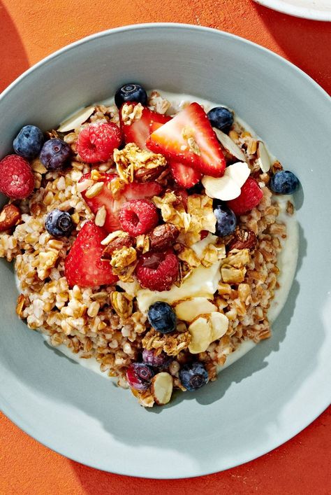 Make mornings easy with slow-cooker overnight porridge. Farro adds delicious flavor and texture while packing in the nutrition. #breakfast#healthybreakfast#breakfastideas#brunchideas#healthybreakfastrecipes#healthyrecipes