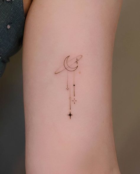 25 Mini Moon Tattoos To Boost Your Feminine Power - 168 Feminine Power Tattoo, Minimalist Tattoos For Women, Feminine Moon Tattoo, Moon Star Tattoo, Small Star Tattoos, Small Moon Tattoos, Moon Tattoos, Star Tattoo Designs, Women Back